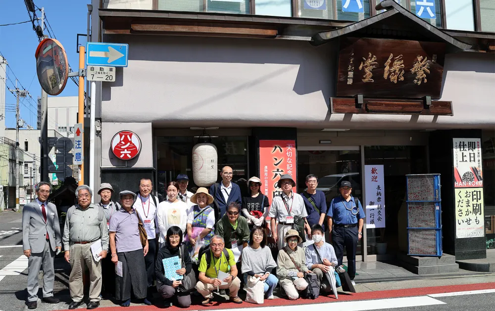 大津祭長柄衆の皆さまと当社社長（写真左端）