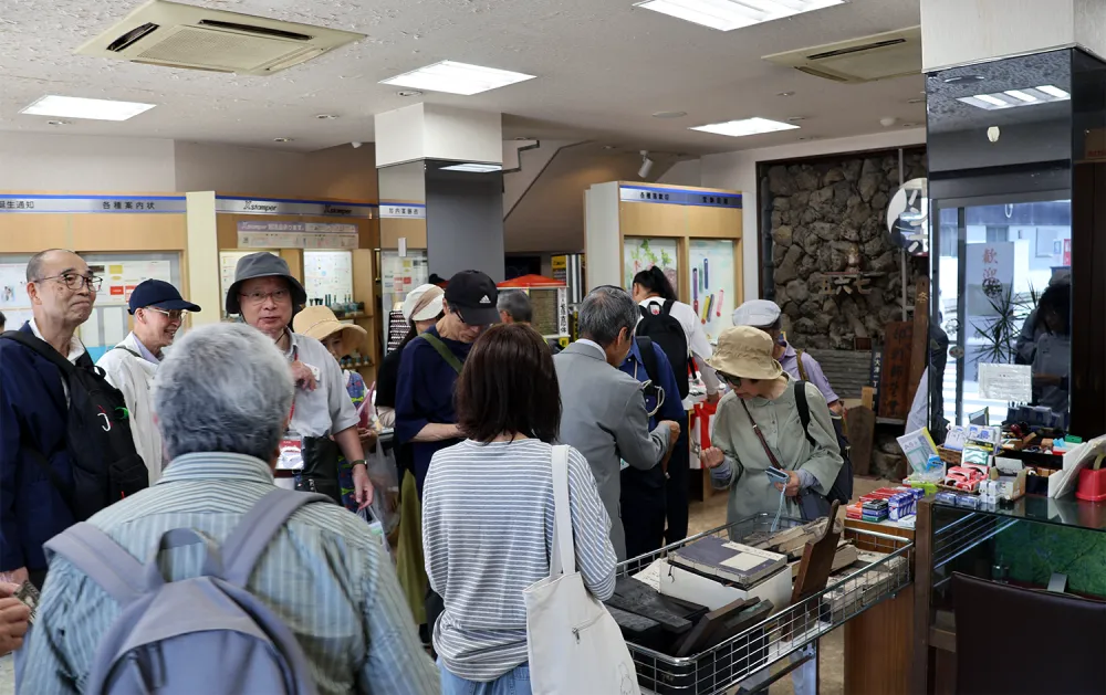 ハン六の歴史について説明を聞く長柄衆の皆さま